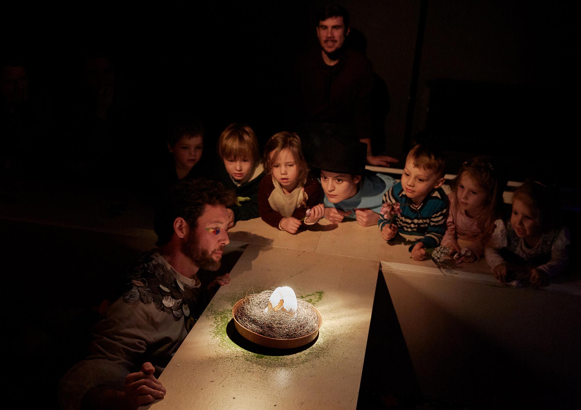 Kinder am Tisch in "Auf der Mauer auf der Lauer", Foto:  Judith Buss